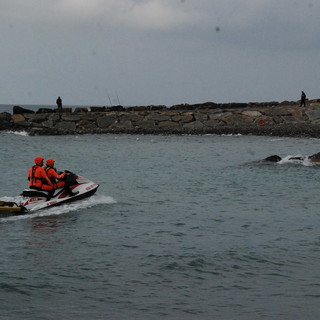 Imperia: banda di criminali voleva rubare al Bar Seven ma viene scoperta, uno di loro fugge in mare ed ora è disperso Imperia: banda di criminali voleva rubare al Bar Seven ma viene scoperta, uno di loro fugge in mare ed ora è disperso