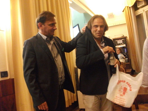 Sanremo: concluso alle 5 di mattina il consiglio sull'Imu. Tra sonnellini e letture di libri, Lupi sorprende Lombardi con un kebab