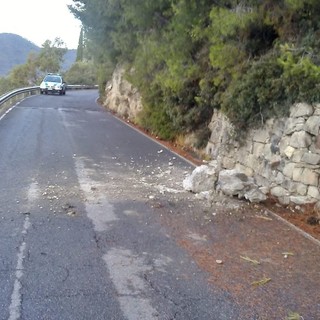 Caduta massi sulla provinciale Ospedaletti - Coldirodi, intervento della Polizia Municipale per la messa in sicurezza del tratto stradale Caduta massi sulla provinciale Ospedaletti - Coldirodi, intervento della Polizia Municipale per la messa in sicurezza del tratto stradale