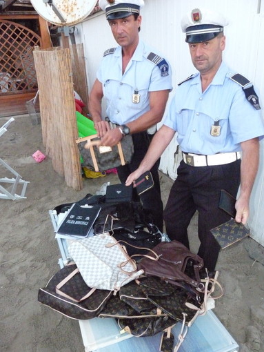 Sanremo: merce nascosta in spiaggia, operazione dei Vigili di Quartiere