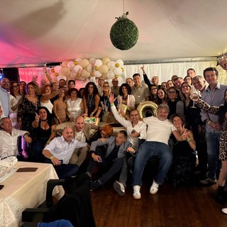 Cena, ricordi e musica dal vivo: rimpatriata a Porra per la leva del ’75