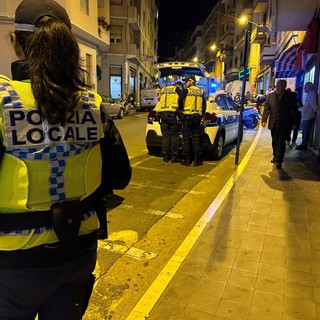 Sanremo: ordinanza contro il consumo di alcol in strada, Polizia e Municipale controllano oltre 100 persone ed emettono tre 'Daspo'