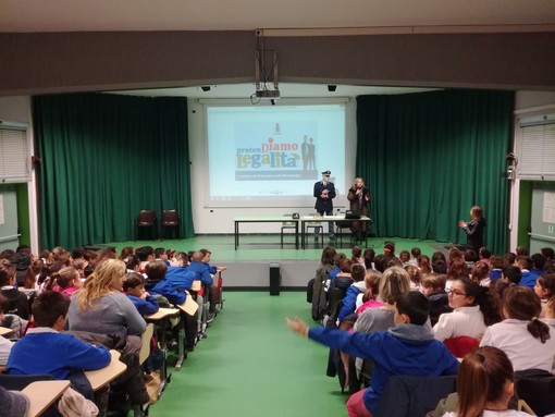 Ventimiglia: la Polizia incontra 200 alunni delle scuole primarie, presentato il Concorso Nazionale “PretenDiamo Legalità” Ventimiglia: la Polizia incontra 200 alunni delle scuole primarie, presentato il Concorso Nazionale “PretenDiamo Legalità”