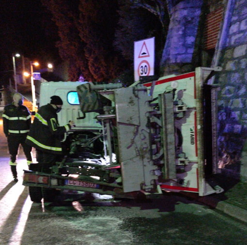 Bordighera, camion dei rifiuti perde il cassone e sversa olio idraulico in strada, intervento dei vigili del fuoco