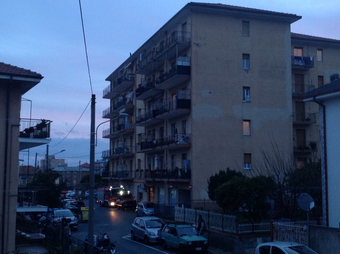 Imperia: principio d'incendio ad una canna fumaria, intervengono i Vigili del Fuoco Imperia: principio d'incendio ad una canna fumaria, intervengono i Vigili del Fuoco