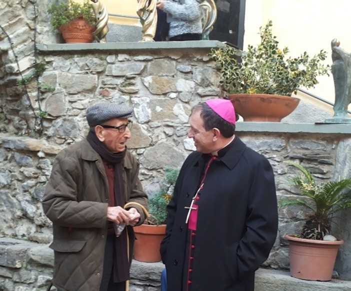 #ilfuocodelcuore di Castelvittorio chiude l'iniziativa di Natale di SR News con la bella immagine del Vescovo Suetta insieme a Guido di 102 anni!