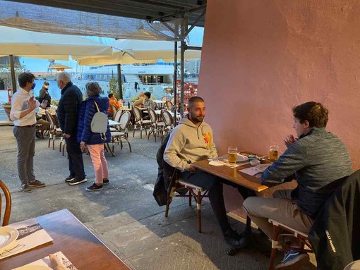 Imperia: pochi clienti al ristorante alla riapertura a cena, maltempo e coprifuoco non aiutano (foto) Imperia: pochi clienti al ristorante alla riapertura a cena, maltempo e coprifuoco non aiutano (foto)