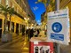 I cartelli che obbligano all'uso della mascherina in centro a Sanremo
