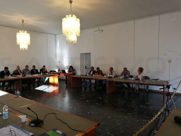 Bordighera: diritto di superficie per la costruzione del Palasalute il Direttore dell’Asl Prioli riferisce in Consiglio comunale, ma alla votazione la minoranza abbandona l’aula Bordighera: diritto di superficie per la costruzione del Palasalute il Direttore dell’Asl Prioli riferisce in Consiglio comunale, ma alla votazione la minoranza abbandona l’aula