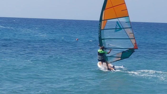 Imperia: con il vento in poppa proseguono le attività del circolo "Tavola a Vela La Rabina A.S.D.” (foto e video) Imperia: con il vento in poppa proseguono le attività del circolo "Tavola a Vela La Rabina A.S.D.” (foto e video)