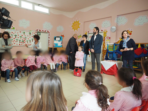 Taggia: due nuovi defibrillatori grazie alla Croce Verde, la consegna alla scuola Rodari di Levà - VIDEOSERVIZIO