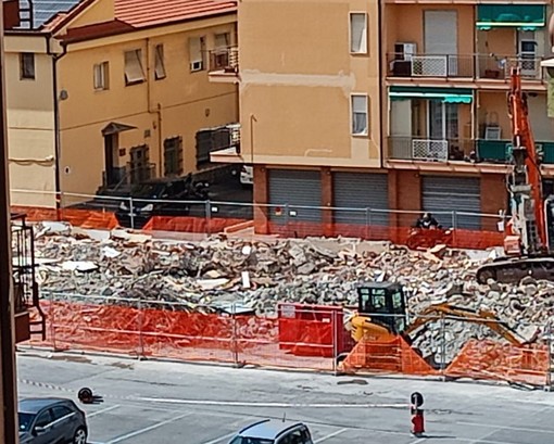 Vallecrosia al Mare, riqualificazione dell’ex mercato dei fiori: conclusa la demolizione (Foto)