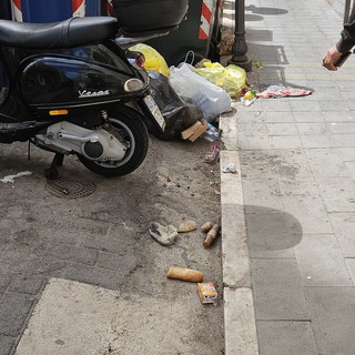 Sanremo: rifiuti sparsi dappertutto in via Martiri, la segnalazione con foto di un lettore