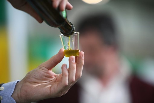 Imperia: per ‘Olioliva in tavola’ al ristorante in compagnia di un sommelier e un assaggiatore d’olio Imperia: per ‘Olioliva in tavola’ al ristorante in compagnia di un sommelier e un assaggiatore d’olio