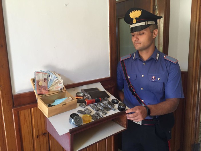 Dolcedo: arrestato dai Carabinieri trentaduenne per detenzione di stupefacenti Dolcedo: arrestato dai Carabinieri trentaduenne per detenzione di stupefacenti