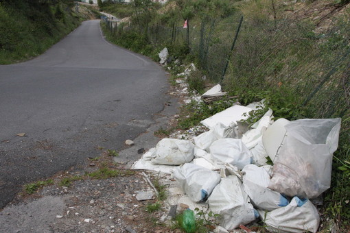 Sanremo: nuova discarica abusiva con amianto abbandonato su strada in Valle Armea Sanremo: nuova discarica abusiva con amianto abbandonato su strada in Valle Armea