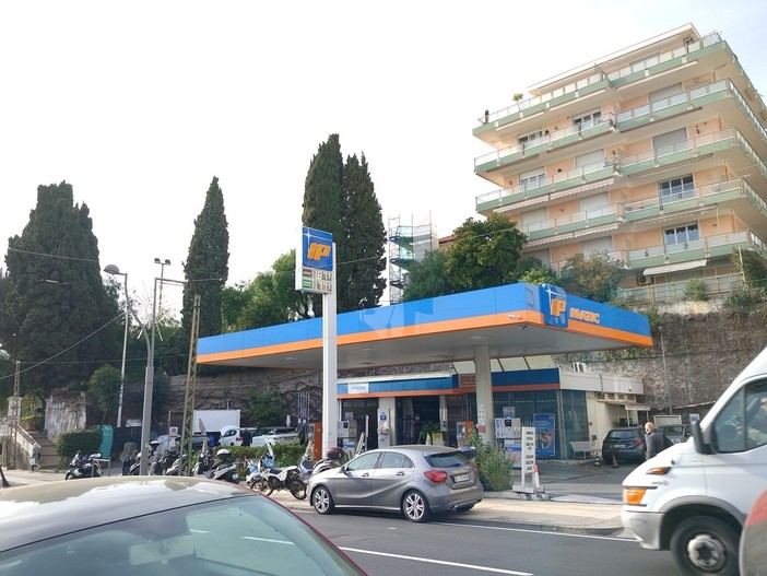 In Costa Azzurra carburanti ancora più cari che in Italia: francesi da noi per il 'pieno' in attesa di qualche ribasso In Costa Azzurra carburanti ancora più cari che in Italia: francesi da noi per il 'pieno' in attesa di qualche ribasso