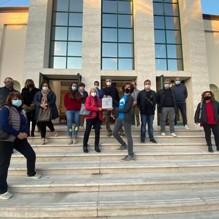 Bordighera, donato un defibrillatore al mercato coperto: grande gesto di solidarietà della 'Bordieventi' e di tanti cittadini