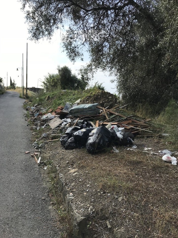 Sanremo: discarica abusiva nei pressi di San Giacomo, la denuncia di una lettrice