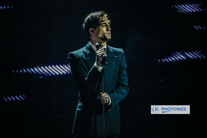 Damiano David incanta l’Ariston omaggiando Lucio Dalla sulle note di "Felicità" Damiano David incanta l’Ariston omaggiando Lucio Dalla sulle note di "Felicità"