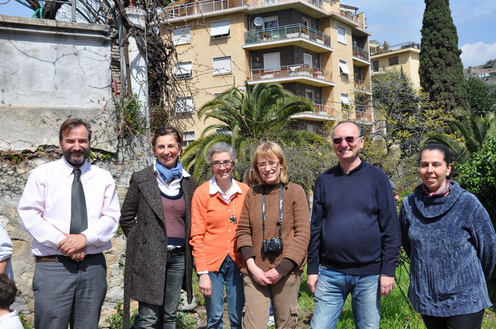 Il prof. Marco Devecchi, il vicesindaco Claudia Lolli e i maestri della scuola primaria Castillo Il prof. Marco Devecchi, il vicesindaco Claudia Lolli e i maestri della scuola primaria Castillo