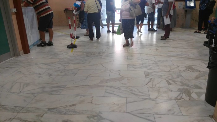 Imperia: code infinite all'ospedale per un guasto al sistema di accettazione dei prelievi. Damonte Prioli "Interverremo al più presto" Imperia: code infinite all'ospedale per un guasto al sistema di accettazione dei prelievi. Damonte Prioli "Interverremo al più presto"