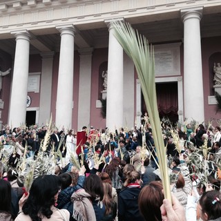 Imperia: folla di fedeli questa mattina al Duomo per la domenica delle Palme (foto)