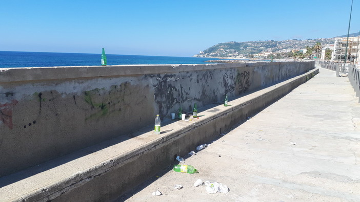 Sanremo: rifiuti abbandonati sul molo del porto, la segnalazione con foto di un lettore