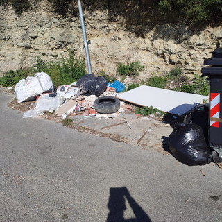 Ventimiglia: abbandoni di immondizia e detriti di cantiere, un lettore "Non cambierà mai nulla!"