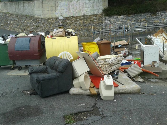 San Lorenzo al Mare: discarica abusiva a cielo aperto. Il Sindaco "Penso che la più grande malattia del mondo sia l'ignoranza"