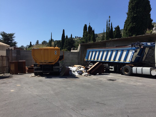 Sanremo: discarica a cielo aperto a due passi dalle tombe del cimitero di Valle Armea, foto e video della situazione