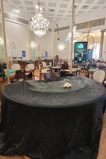 Sanremo, drappo nero e giglio bianco al Casinò sul tavolo del Texas Hold’em Poker: vince 168.500 euro con l’asso di picche