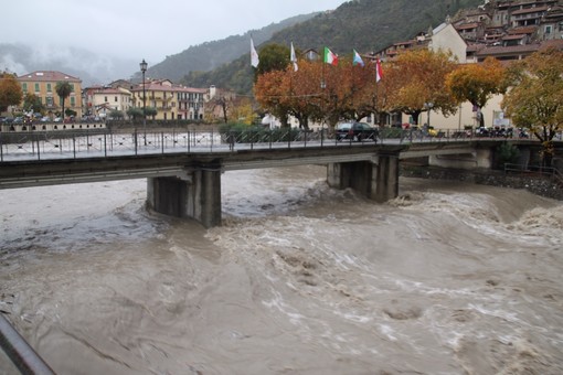 Dolceacqua: innalzamento del torrente Nervia per le precipitazioni di oggi, il comune chiede lo spostamento delle auto dal parcheggio San Filippo Dolceacqua: innalzamento del torrente Nervia per le precipitazioni di oggi, il comune chiede lo spostamento delle auto dal parcheggio San Filippo