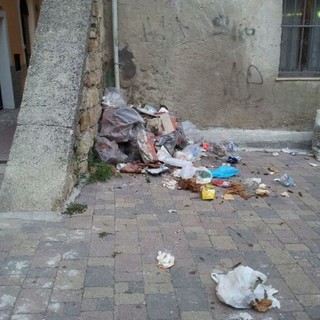 Discarica a cielo aperto da giorni a Ventimiglia Alta, la protesta dei residenti