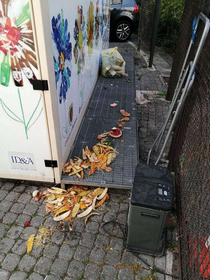 Sanremo: un tappeto di scorze di frutta davanti all'isola ecologica, lettrice &quot;Sforziamoci di combattere questa maleducazione&quot;