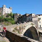 Dolceacqua celebra la tradizione: domani sera in Piazza Mauro torna la Sagra dei Fresciöi tra gusto, musica e convivialità Dolceacqua celebra la tradizione: domani sera in Piazza Mauro torna la Sagra dei Fresciöi tra gusto, musica e convivialità