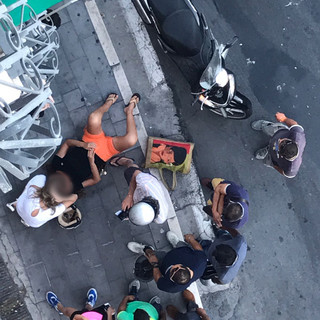 Sanremo: scooter fuori controllo travolge due donne alla fermata dell'autobus in via Martiri