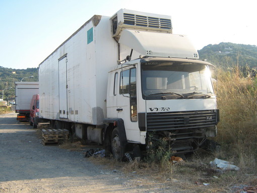 Imperia: messa la parola fine al 'cimitero' dei tir e dei container in regione Barcheto Imperia: messa la parola fine al 'cimitero' dei tir e dei container in regione Barcheto