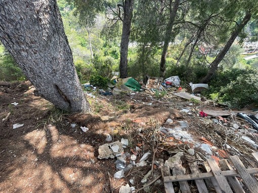 Ventimiglia, discarica a cielo aperto al cimitero di Mortola. Calimera: "A breve sarà fatto un intervento di bonifica" Ventimiglia, discarica a cielo aperto al cimitero di Mortola. Calimera: "A breve sarà fatto un intervento di bonifica"