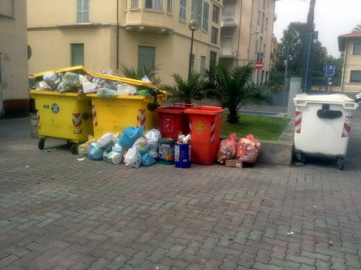 Bordighera: non rispetto della differenziata, una lettrice segnala degrado per inciviltà Bordighera: non rispetto della differenziata, una lettrice segnala degrado per inciviltà