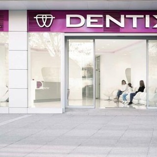 Dentix: imperiesi si erano rivolti alla clinica "Mio marito voleva ricostruirsi un dente per il matrimonio di mia figlia e ora siamo in attesa". Lo sfogo di una cliente