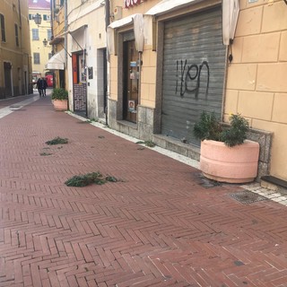 Imperia: già protagonista di un momento di tensione, afgano dà in escandescenze in via San Giovanni (foto)