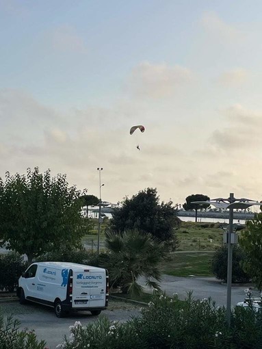Imperia: deltaplanista sbaglia atterraggio e finisce nella scarpata sotto il comune, indenne se ne va prima dei soccorsi (Foto) Imperia: deltaplanista sbaglia atterraggio e finisce nella scarpata sotto il comune, indenne se ne va prima dei soccorsi (Foto)