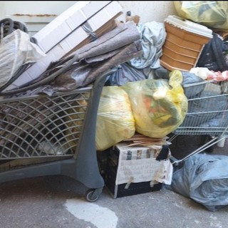 Sanremo, degrado in via Mercede, una nostra lettrice: "Questa storia va avanti da due anni, ora basta" (foto)