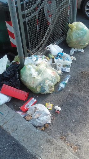 Sanremo: sacchetto dei rifiuti lanciato in corsa dallo scooter, l'indignazione di un lettore