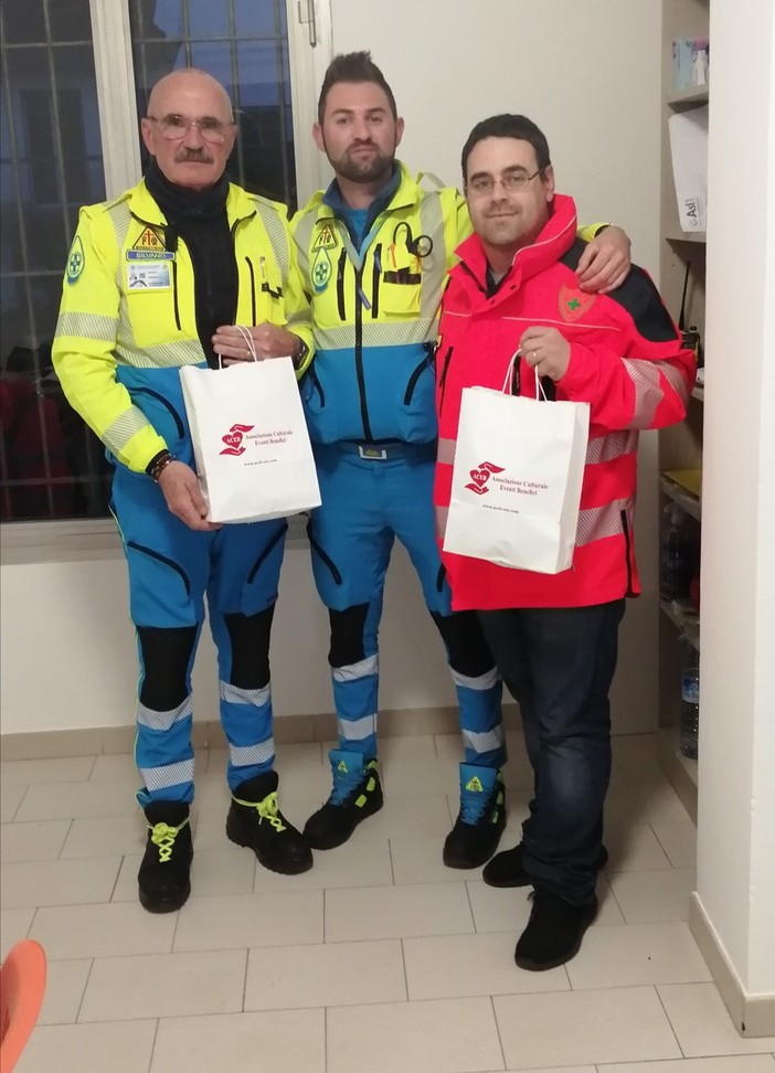 Coronavirus, l'Aceb dona 25 mascherine alla Croce Azzurra di Vallecrosia e 25 alla Verde di Ventimiglia (Foto)