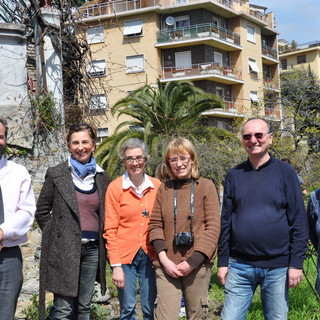 Il prof. Marco Devecchi, il vicesindaco Claudia Lolli e i maestri della scuola primaria Castillo