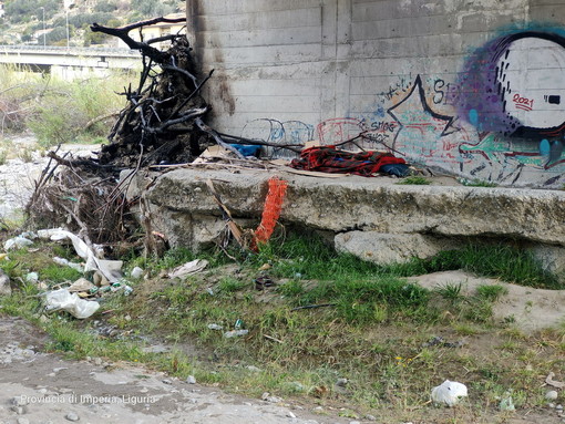 Ventimiglia. forte degrado nel fiume Roja, la testimonianza fotografica di un cittadino: "Sembra una favela brasiliana!"