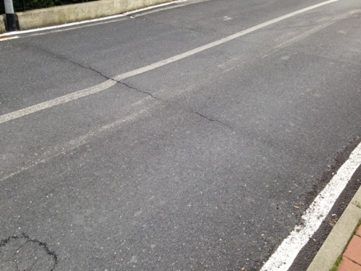 Imperia: pericoloso avvallamento in via San Pio da Pietrelcina, la segnalazione di un lettore (foto) Imperia: pericoloso avvallamento in via San Pio da Pietrelcina, la segnalazione di un lettore (foto)