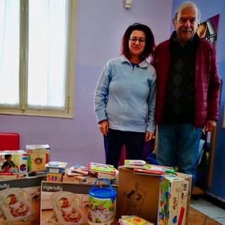 Sanremo: donazione di Nello Conte dell'Associazione 'Daniela Conte' ai bambini del nido Villa Peppina Sanremo: donazione di Nello Conte dell'Associazione 'Daniela Conte' ai bambini del nido Villa Peppina